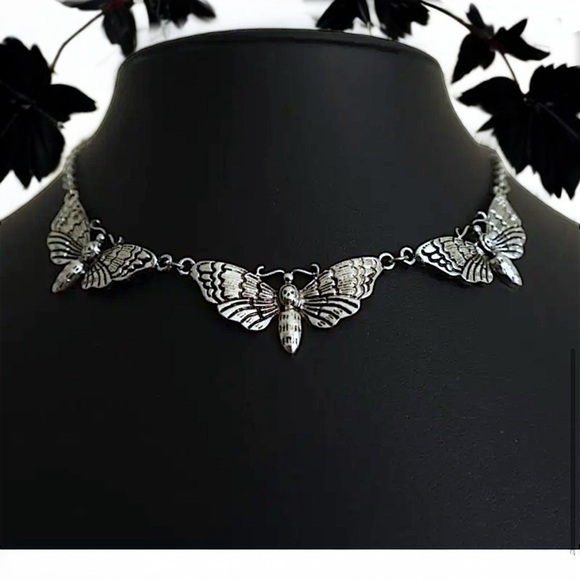 Sexy and dark silver toned dead head moth pendants choker necklace - Picture 15 of 17